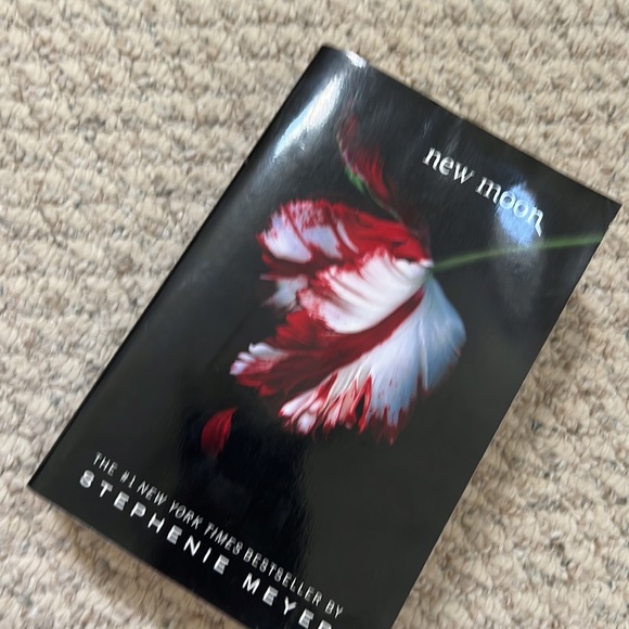 New Moon paperback, book 2 of 4 in Twilight Saga by Stephanie Meyer - Picture 16 of 16
